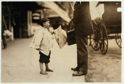 6-jähriger Zeitungsjunge Hyman verkauft Zeitungen bis 18 Uhr in Lawrence, Massachusetts, 1911 von Lewis Wickes Hine
