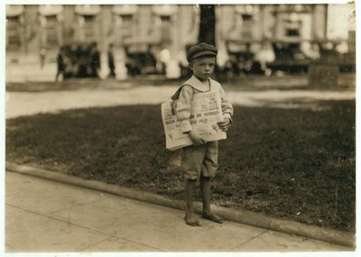 7-jähriger Zeitungsjunge Ferris in Mobile, Alabama, 1914 von Lewis Wickes Hine