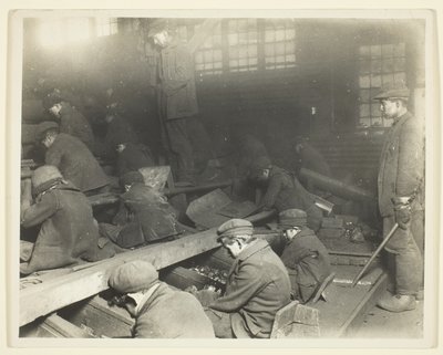 Ein Blick auf Arbeiter im Ewen Breaker der Pennsylvania Coal Company von Lewis Wickes Hine