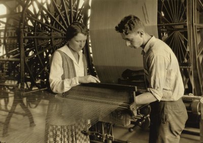 Ein Junge und ein Mädchen arbeiten an einem Webstuhl in den Cheney Silk Mills in South Manchester, Connecticut von Lewis Wickes Hine