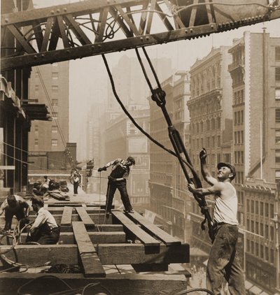 Bauarbeiter am Empire State Building, ca. 1930 von Lewis Wickes Hine