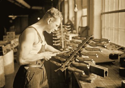 Fabrikarbeiter bei der Paragon Rubber Company, Massachusetts, 1936 von Lewis Wickes Hine