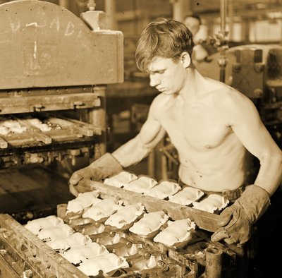 Fabrikarbeiter bei der Paragon Rubber Company, Massachusetts, 1936 von Lewis Wickes Hine