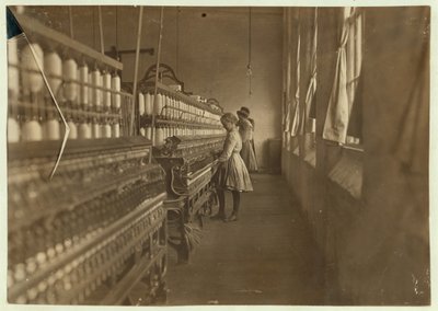 Hattie Hunter, eine Spinnerin in den Lancaster Cotton Mills, South Carolina, wo sie seit 3 Jahren arbeitet, 1908 von Lewis Wickes Hine
