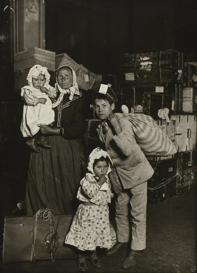 Italienische Familie sucht verlorenes Gepäck, Ellis Island von Lewis Wickes Hine