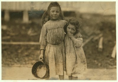 Maud und Grade Daly, 5 und 3 Jahre alt, pflücken jeden Tag Garnelen für die Peerless Oyster Company, Bay St. Louis, Mississippi, 1911 von Lewis Wickes Hine