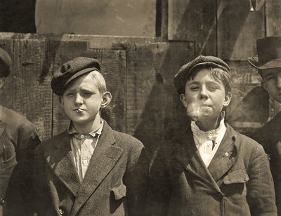 Zeitungsjungen machen eine Zigarettenpause, St. Louis, Missouri, 1910 von Lewis Wickes Hine