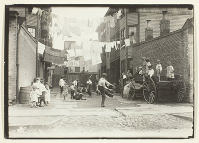 Spielplatz in einem Mühlendorf (Spielplatz in einer Mietshausgasse), Boston von Lewis Wickes Hine