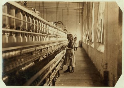 Sadie Pfeifer, nur 4 Fuß groß, arbeitet seit 6 Monaten in den Lancaster Cotton Mills, South Carolina, 1908 von Lewis Wickes Hine