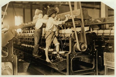 Kleine Jungen klettern auf Spinnrahmen, um gebrochene Fäden zu reparieren und leere Spulen zu ersetzen, Bibb Mill, Macon, Georgia, 1909 von Lewis Wickes Hine