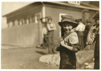 Der zehnjährige Charlie Foster, der nicht lesen kann, mit einem festen Job in den Merrimack Mills, Huntsville, Alabama, 1913 von Lewis Wickes Hine