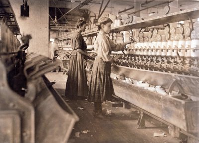 Frauen arbeiten trotz schwerer Schwangerschaft, in der Globe Cotton Mill, Augusta, Georgia von Lewis Wickes Hine