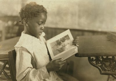 Junges Mädchen liest ein Buch im Klassenzimmer, Pleasant Green School, Marlinton, Pocahontas County, West Virginia, USA, um 1921 von Lewis Wickes Hine