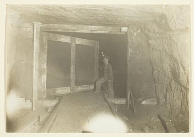 Junger Fallenstellerjunge in einer Kohlenmine in West Virginia von Lewis Wickes Hine