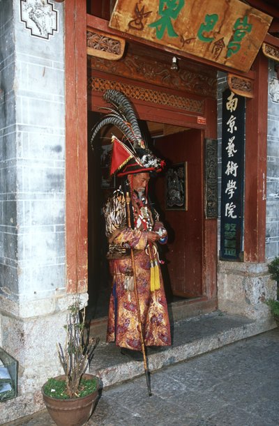 Mann in traditioneller Naxi-Tracht von Unbekannt Unbekannt