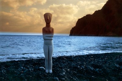 Kykladisches Idol am Strand, Kykladeninseln, Griechenland, Kykladische Zivilisation von Unbekannt Unbekannt