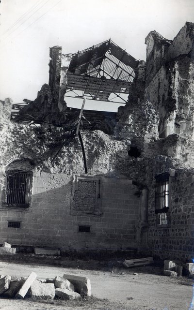 Schäden im Alcazar von Toledo nach der Belagerung von Unbekannt Unbekannt