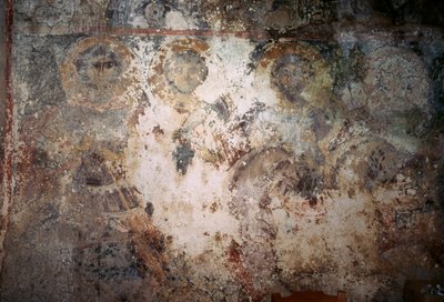 Beschädigtes Fresko mit Heiligen, Kirche Metamorphosis Sotiros, Voutas, Kreta, Griechenland von Unbekannt Unbekannt