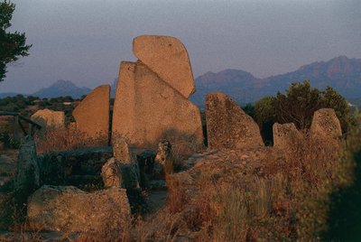 Italien, Sardinien, Arzachena, Provinz Olbia-Tempio, Rückansicht des Gigantengrabs Li Longhi von Unbekannt Unbekannt