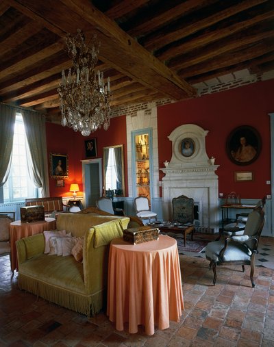 Wohnzimmer mit Balkendecke und Möbeln im Louis XV- und Louis XVI-Stil, Schloss Reaux, Chouze-sur-Loire, Indre-et-Loire, Frankreich von Unbekannt Unbekannt