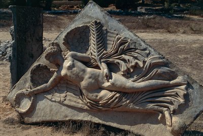 Relief des Triumphbogens des Septimius Severus im Severanischen Forum, das die geflügelte Göttin des Sieges darstellt, Libyen, Historisches Tripolitanien, Leptis Magna (UNESCO-Welterbeliste) von Unbekannt Unbekannt