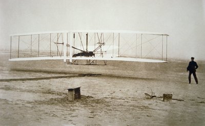 Die Gebrüder Wright bei ihrem ersten motorisierten Flug von Unbekannt Unbekannt
