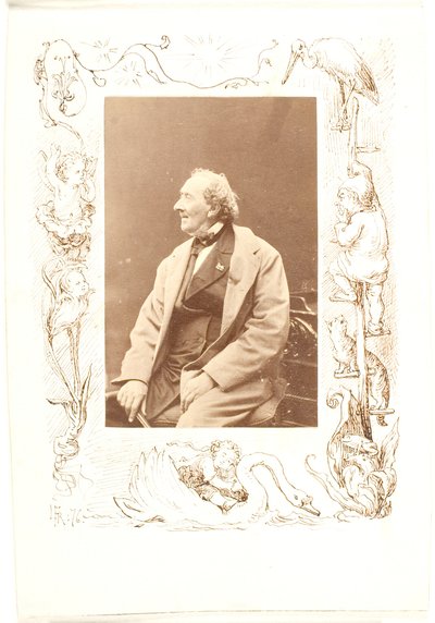 Randzeichnung um ein Foto von H.C. Andersen von Lorenz Frølich