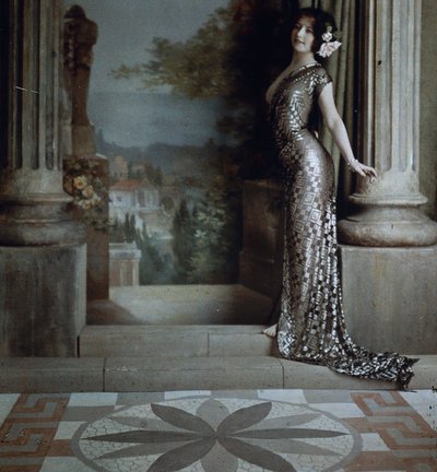 Halbnackte Frau im silbernen Kleid mit Rautenmuster in klassischem Interieur von Louis Amedee Mante and Edmond Goldschmidt