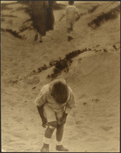 Ein Junge mit Beinschiene von Louis Fleckenstein