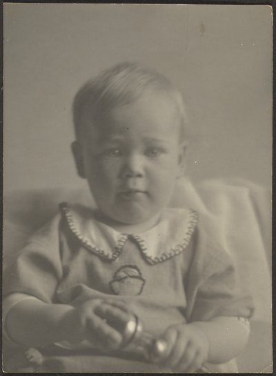 [Baby mit silberner Rassel] von Louis Fleckenstein