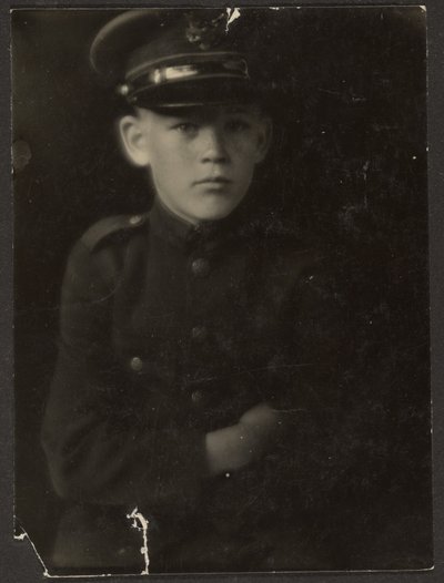 Junge in Uniform verkleidet von Louis Fleckenstein