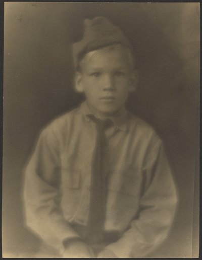 Junge als Soldat verkleidet von Louis Fleckenstein