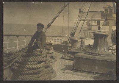 [Junge auf Schiff] von Louis Fleckenstein
