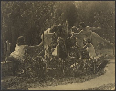 [Tänzer entlang der Gartenmauer] von Louis Fleckenstein