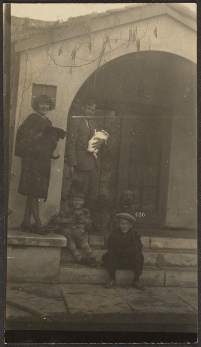 Familie vor dem Fleckenstein Studio in Long Beach von Louis Fleckenstein