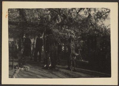 (Figuren im Wald) von Louis Fleckenstein