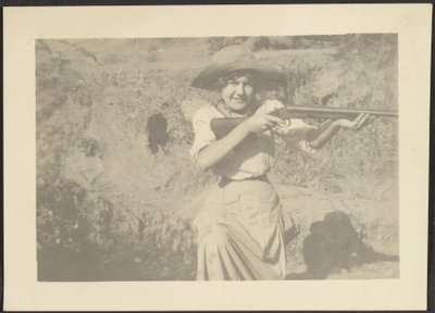 [Florence mit Gewehr] von Louis Fleckenstein