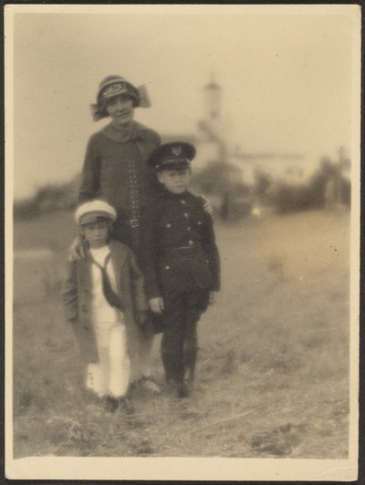 Florence mit ihren zwei Jungen in Militäruniformen von Louis Fleckenstein