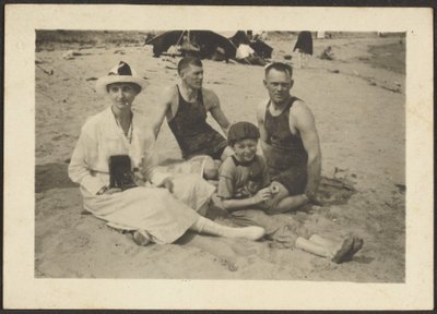 [Gruppe am Strand] von Louis Fleckenstein