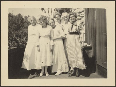 [Gruppe von Frauen auf der Veranda] von Louis Fleckenstein