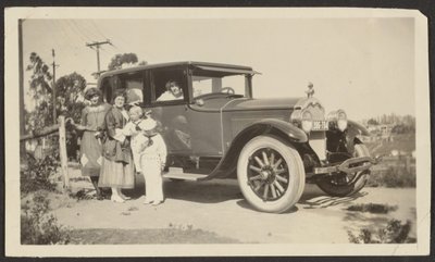 [Gruppe mit Auto] von Louis Fleckenstein
