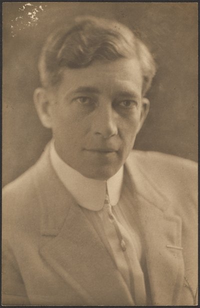 [Mann in hellem Anzug] von Louis Fleckenstein