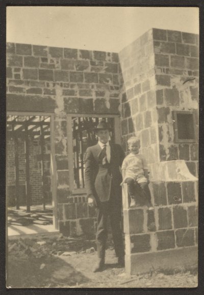 Mann mit Kind im Haus im Bau von Louis Fleckenstein