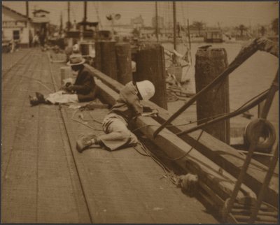 Männer auf dem Dock sitzend von Louis Fleckenstein