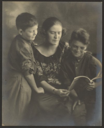 [Mutter und Söhne mit Buch] von Louis Fleckenstein