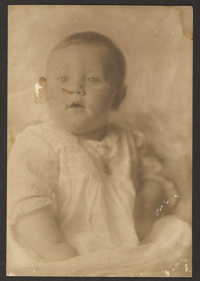 [Porträt eines Babys im Spitzenkleid] von Louis Fleckenstein