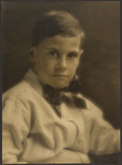 [Porträt eines Jungen mit Fliege] von Louis Fleckenstein