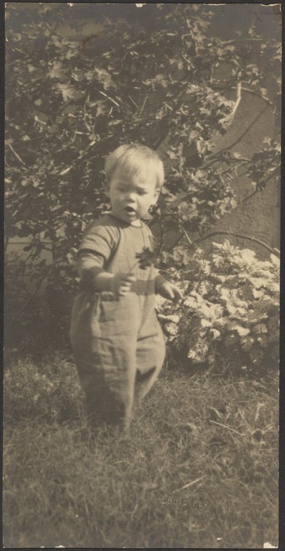 [Porträt eines Kindes im Garten] von Louis Fleckenstein