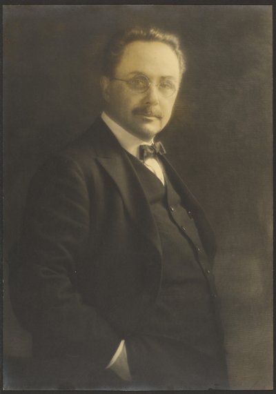 Porträt eines Mannes, der mit der Hand in der Tasche steht von Louis Fleckenstein