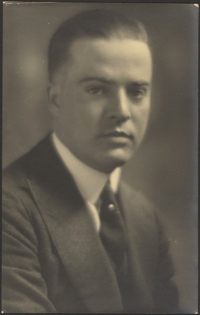 Porträt eines Mannes mit Perlenkrawattennadel von Louis Fleckenstein